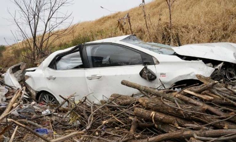 Tras un choque en Circunvalación, un auto cayó por la barranca y y su conductora herida