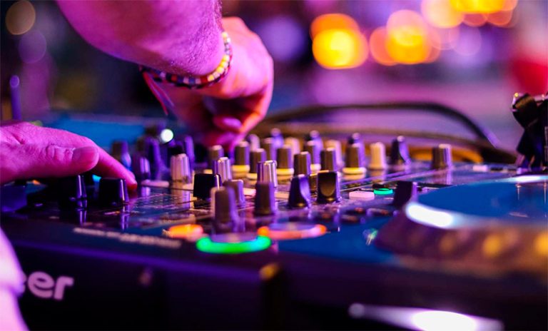 Cambios en derechos de autor: salones dejarán de pagar a Sadaic por pasar música en fiestas