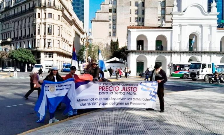 Tractorazo de yerbateros frente a la Casa Rosada: reclaman que Milei los atienda