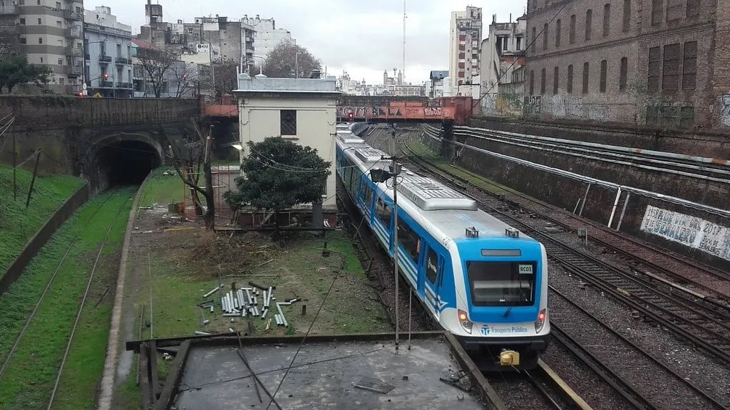 Bajo tierra, pero sin soterramiento: cómo es el nuevo proyecto para eliminar los pasos a nivel en el tren Sarmiento