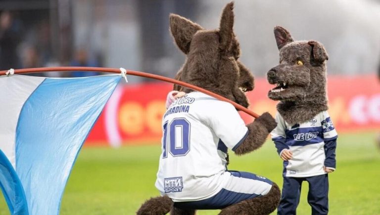 La historia de Lobo y Lobito, las mascotas de Gimnasia que trabajan gratis y tienen grandes anécdotas con Diego Maradona