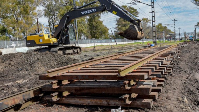 En el tren Roca retomaron las obras que estaban paralizadas en un sector clave del ramal La Plata: como beneficiará a los usuarios