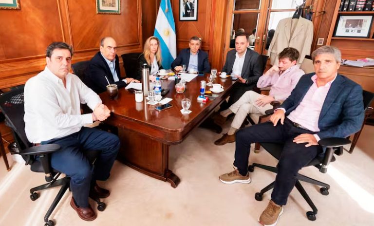 El Gobierno inició negociaciones para que empresas privadas se hagan cargo de Aerolíneas Argentinas