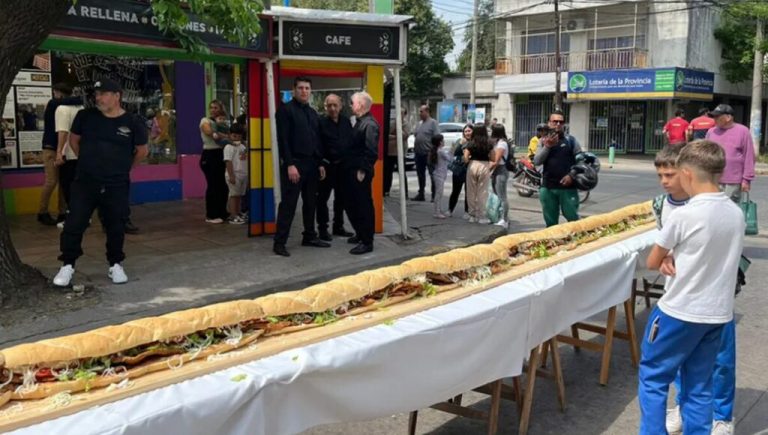 Escobar tiene un récord Guinness: el famoso bodegón “Lo de Lucas” hizo el sánguche de milanesa más largo del mundo