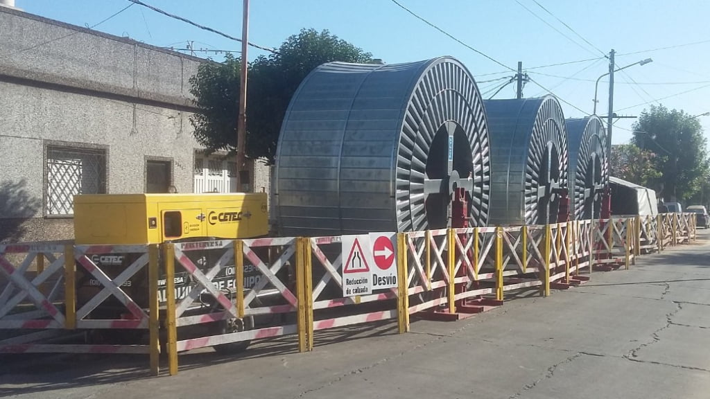 Los enomes rollos que contienen el cableado de los elecroductos de Edenor