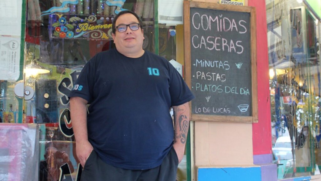 Lucas Deonato, el alma detrás del bodegón Lo de Lucas, que fue elegido entre los mejores del AMBA.