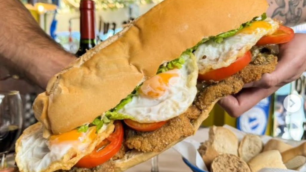 Así, gigantes, son los sanguchitos de milanesa en Lo de Lucas, el bodegón de Escobar que hace hablar a todo el mundo,