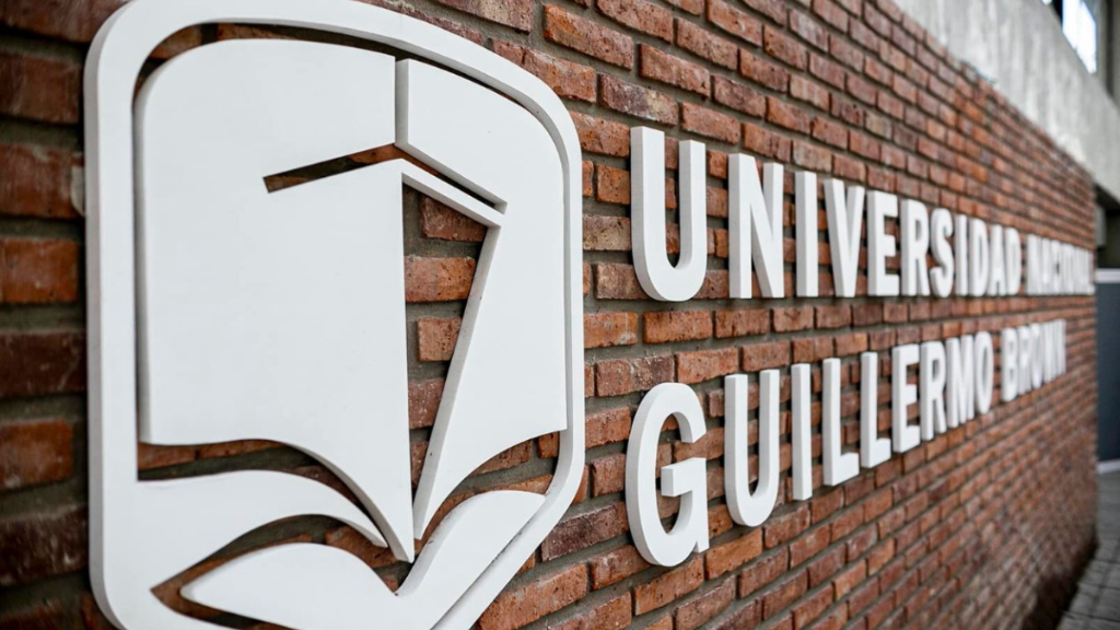 La entrada del nuevo Edificio de Aulas de la Universidad de Almirante Brown, un nuevo orgullo del distrito del sur del GBA.