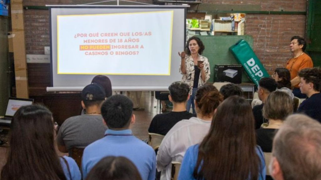 La campaña contra la ludopatía que lleva adelanta la comuna de San Isidro se realiza tanto en escuelas privadas como públicas del distrito.