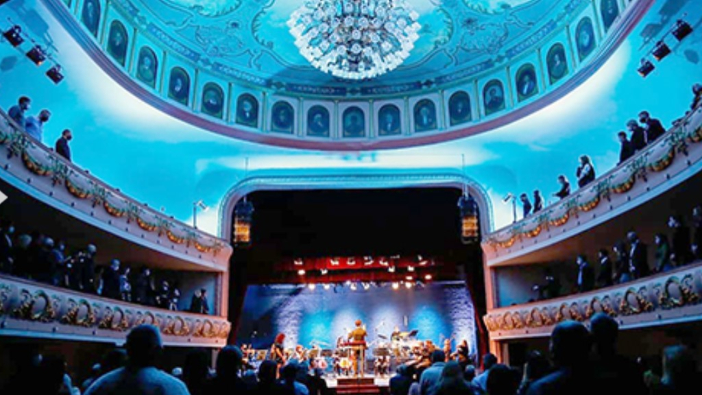 Majestuoso, el Teatro Roma de Avellaneda fue fundado en 1904. Es una joya de la cultura bonaerense.