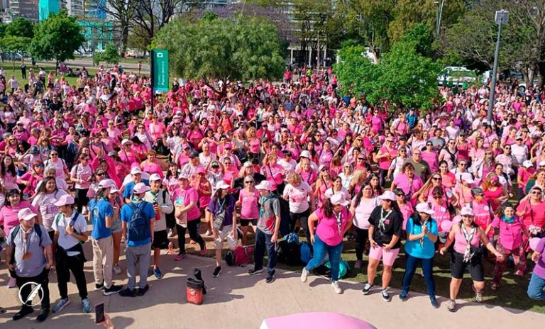 Cientos de mujeres participaron de la Caminata Rosa para concientizar sobre el cáncer de mama