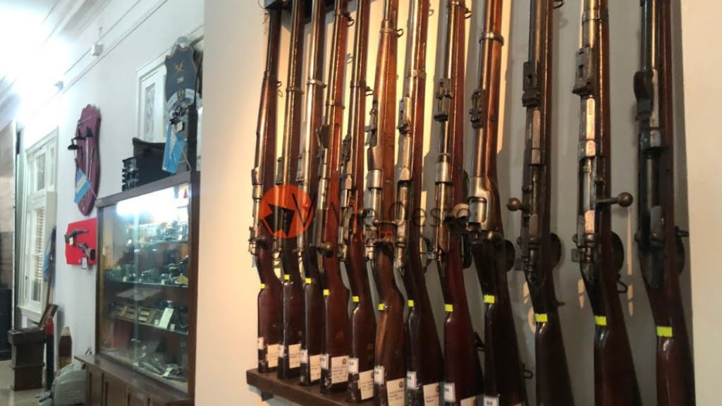Fusiles y ametralladoras en el Salón de Armas, uno de los clásicos del Colegio Militar de la Nación.