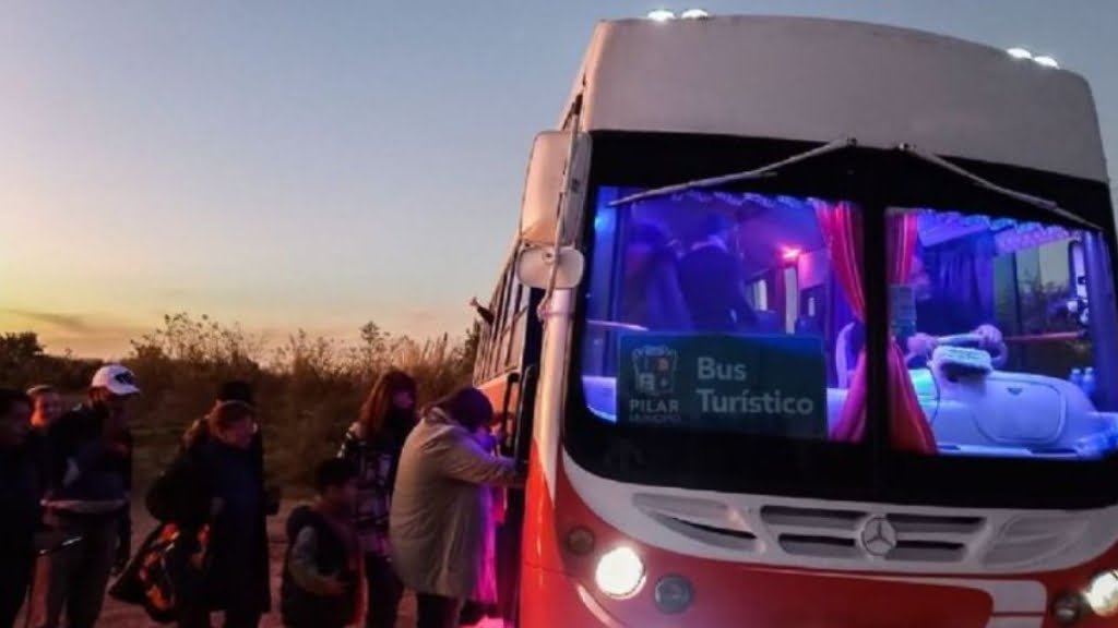 El bus turístico de Pilar empezó a funcionar en 2022 y ya recorrió los lugares más emblemáticos del distrito del norte del GBA.