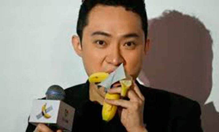 Pagó 6 millones de dólares por la obra artística de una banana pegada a la pared, y se la comió