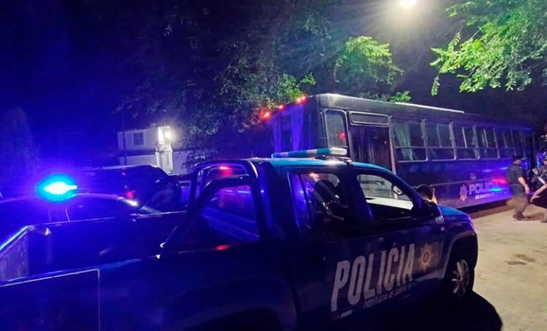 Tensión en la comisaría 10ma: encuentran una granada en el patio y trasladan a todos los detenidos
