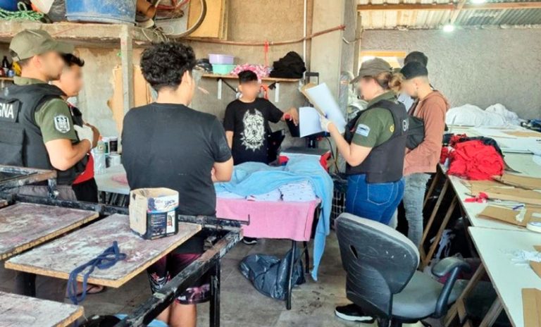 Allanan un taller textil y recatan a 17 personas explotadas laboralmente que vivían en condiciones insalubres