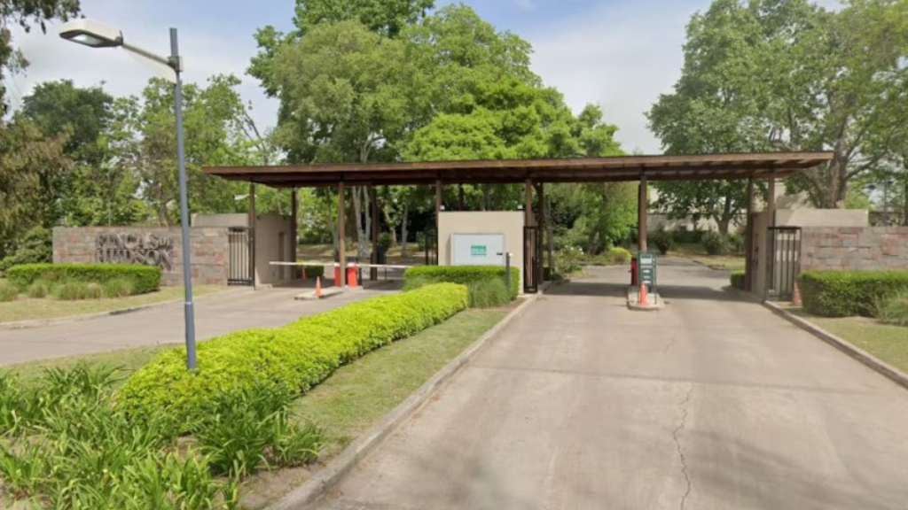 La entrada del country Fincas de Hudson, donde ocurrió el trágico parricidio de Rotelo.