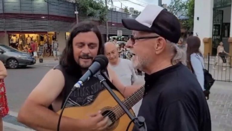 Quién es el artista callejero de Pilar que fue sorprendido por León Gieco: terminaron cantando juntos