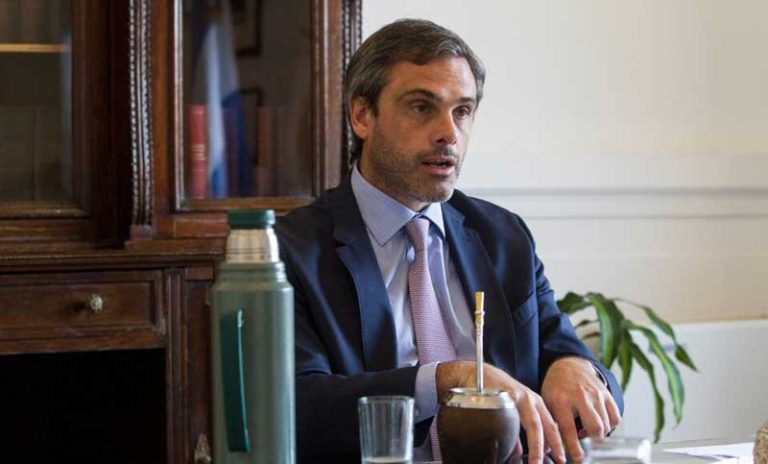 Guillermo Michel ejemplificó con una naranja importada de Egipto la situación del trabajador argentino
