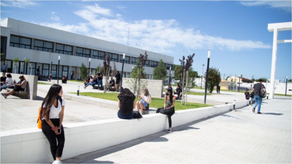 La Universidad de Hurlingham ya abrió la preinscripción para el ciclo lectivo 2024.
