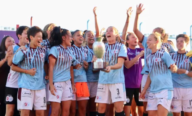 UAI Urquiza decidió descender a su exitoso equipo femenino y estalló la polémica