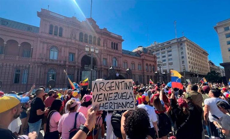 Cientos de venezolanos esperan en la Plaza de Mayo a González Urrutia