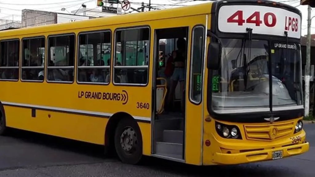 Balearon a un chofer en Escobar y hay paro de colectivos: qué empresa no circula por una protesta gremial