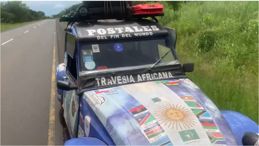 Ricardo (55) y Martín Franzosi (53) son de Vicente López y desde el 3 de enero recorren África a bordo de un 3 CV de 51 años.