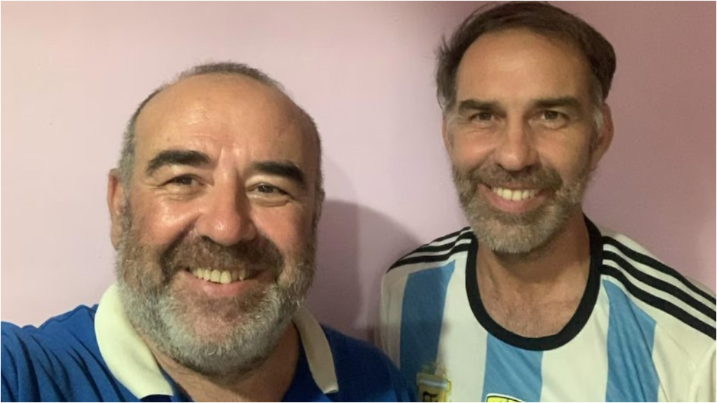 Ricardo (55) y Martín Franzosi (53) son de Vicente López y desde el 3 de enero recorren África a bordo de un 3 CV de 51 años.