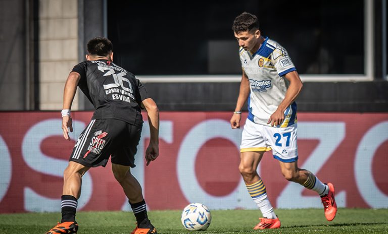 En la antesala del clásico, en un partido parejo, Central empata sin goles con Riestra