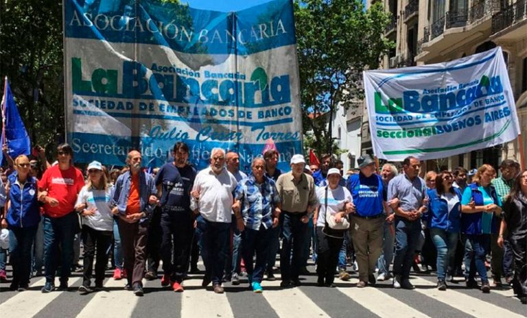 Gremio bancario acordó una recomposición salarial de 2,2% para enero: el salario mínimo supera el $1.680.000