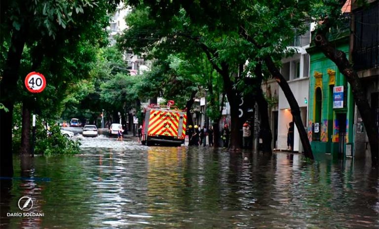 Consecuencia de la tormenta: se derrumbó la pared de una obra y tres personas quedaron atrapadas en una casa de pasillo