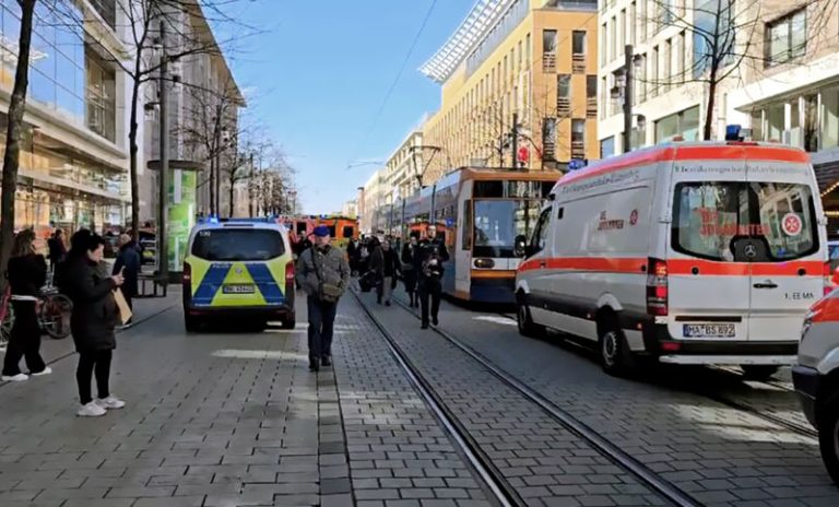 Un vehículo atropella a una multitud en la ciudad alemana de Mannheim y muere una persona