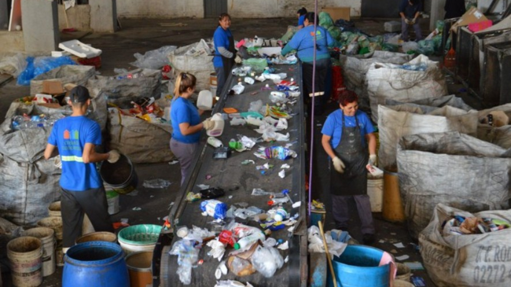 La cooperativa de Don Torcuato, Creando Conciencia, la empresa textil Texcom y la Fundación Impulso y Encuentro forman el triángulo de solidaridad y trabajo que hay detrás de la camiseta de la Selección Argentina de Fútbol.