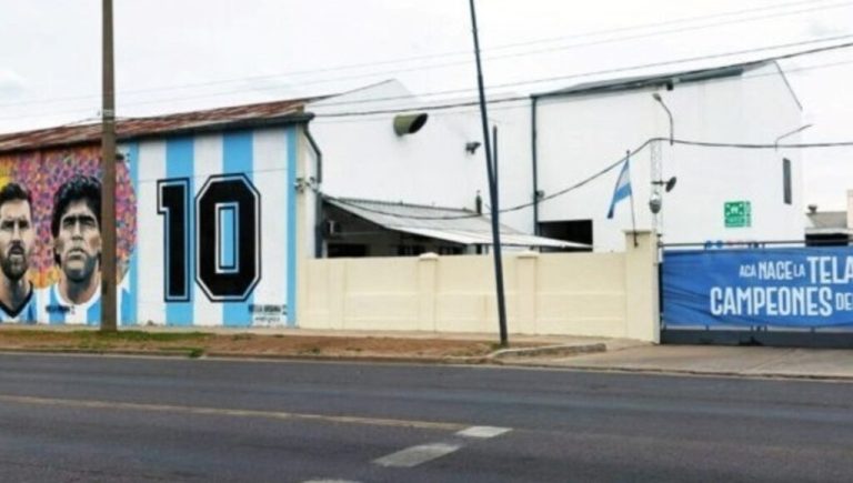 La historia solidaria detrás de la fábrica que produce la tela de las camisetas de la Selección Argentina en Don Torcuato