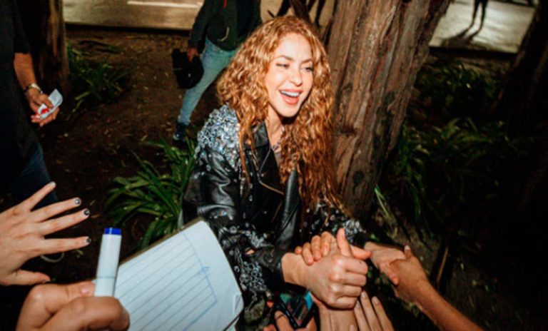 Shakira en Argentina: llegó en un vuelo privado y se acercó a sus fans