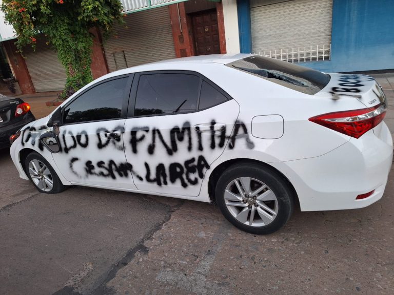 🔴 SÁENZ PEÑA | Un auto amaneció pintado con aerosol en pleno centro