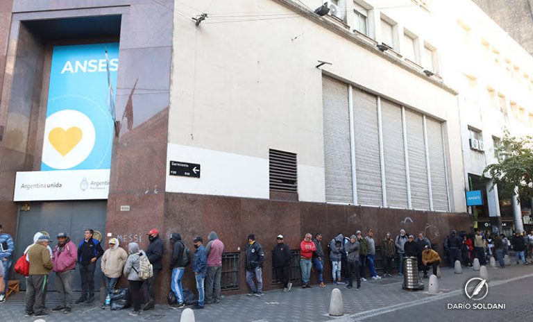 Por la baja del empleo, hay 450 mil aportantes menos a la seguridad social en el primer año de Milei