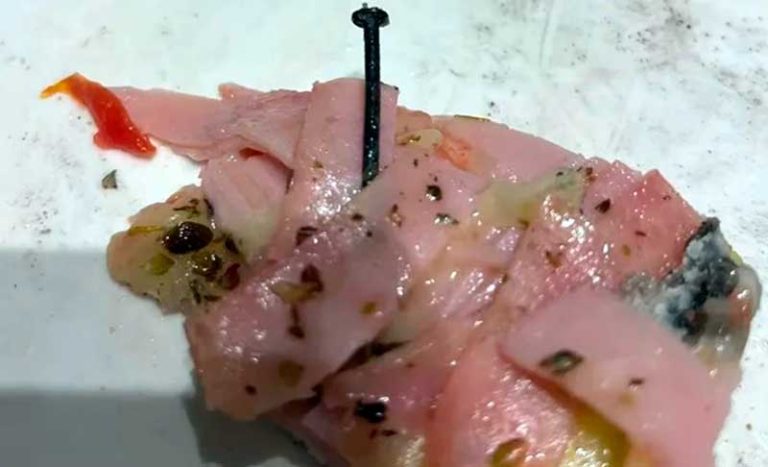 Le vendieron una pizza con un clavo y no le devolvieron el dinero ni ofrecieron una respuesta