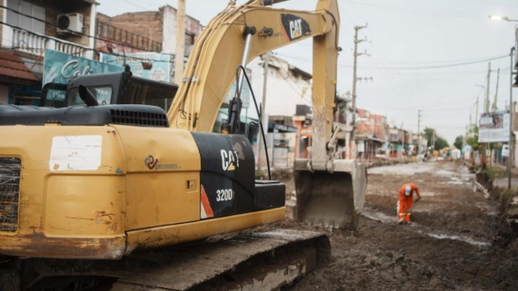 El intendente de Lomas de Zamora, Federico Otermín, y el ministro de Infraestructura bonaerense, Gabriel Katopodis, recorrieron la reconstrucción de la calle Recondo, en Villa Fiorito.