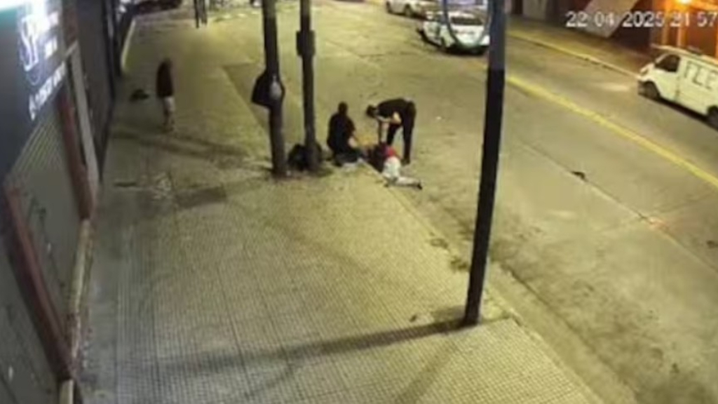 El momento en que Dylan Bustamante es embestido de lleno por una patrullero que se cambió de carril en San Martín y 25 de Mayo, en Lanús.