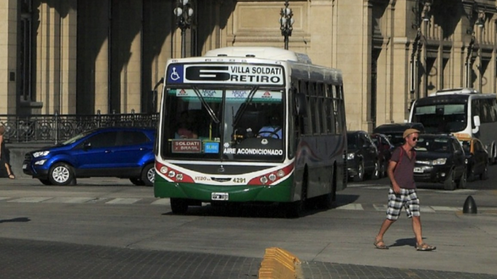 La línea 50 de colectivos fusionará a la línea 6, según el proyecto que tienen las autoridades de la Ciudad de Buenos Aires.