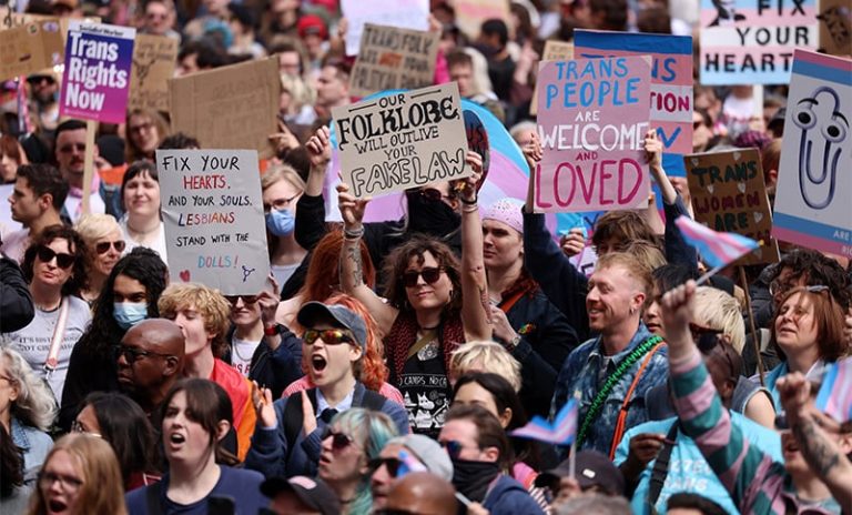 Tras un polémico fallo, una multitud en Londres ratificó su apoyo a los derechos de las personas trans
