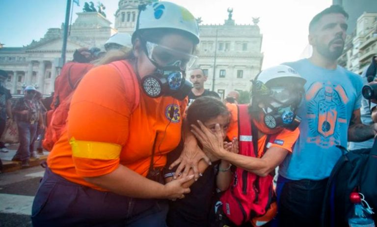 Fiscalía pide indagatoria al policía que tiró gas lacrimógeno a la niña en la marcha de los jubilados