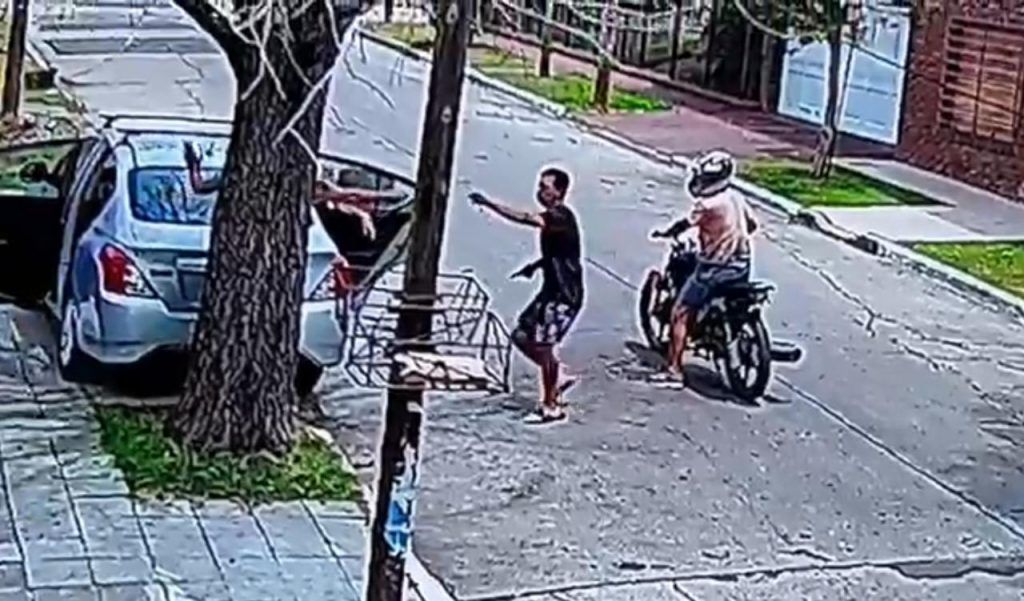 Brutal asalto en Quilmes: la arrastraron por la calle para robarle pero se lo impidieron los vecinos