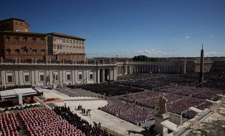 Ante una multitud de jóvenes, el posible sucesor del Papa pidió «hacerlo vida al legado de Francisco»