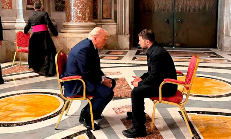 Zelenski, tras reunirse con Trump en el Vaticano: «Esperamos un alto el fuego total y una paz duradera»