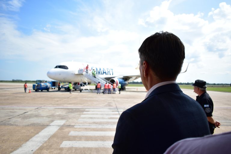 🔴 PROVINCIALES | El gobernador Zdero acompañó la llegada del vuelo inaugural de JETSMART en Resistencia
