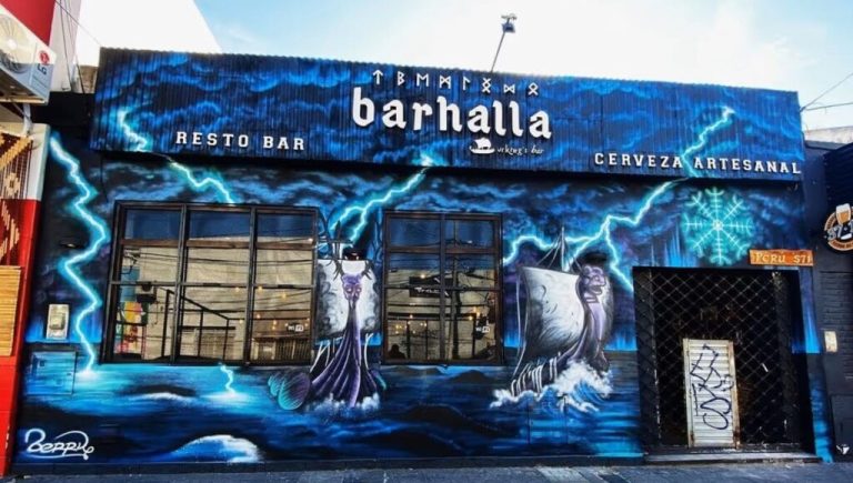 Viajar en el tiempo para sentirse un verdadero vikingo: el bar de Merlo donde se replican la mitología nórdica en detalle