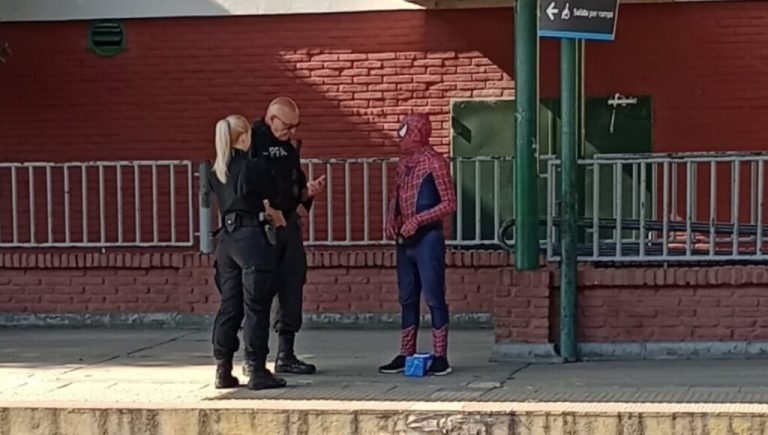 En la estación de Longchamps le pidieron el DNI al Hombre Araña y las redes sociales estallaron: las divertidas reacciones